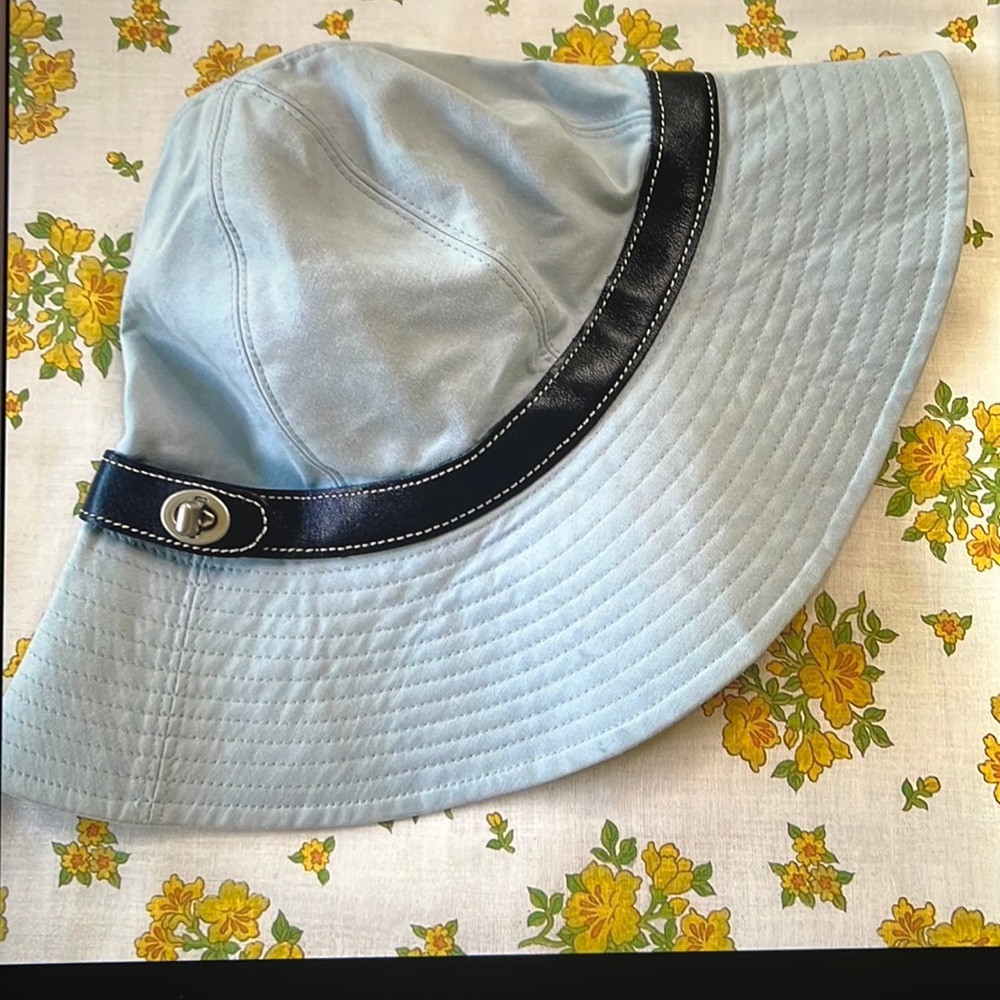 Coach Bucket Hat no rips, no spots, no discoloration, just like new.